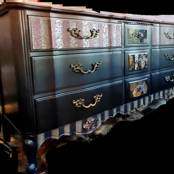 ANTIQUE THOMASVILLE FRENCH PROVENCIAL 9 drawer dresser - Picture 10 of 16